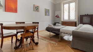 Ein Schlafzimmer mit Bett, Nachttisch und Fenster mit Aussicht.
