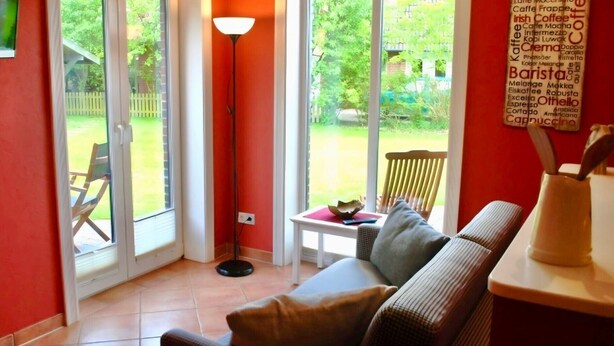 Una habitación con un sofá, una mesa, una lámpara y una nube de palabras en la pared.