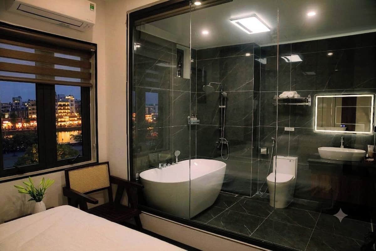 Luxury Double Room Single Use, 1 Bedroom | Desk, free WiFi, bed sheets