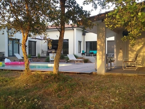Villa with pool and AC - 10 guests