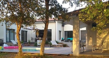 Villa with pool and AC - 10 guests