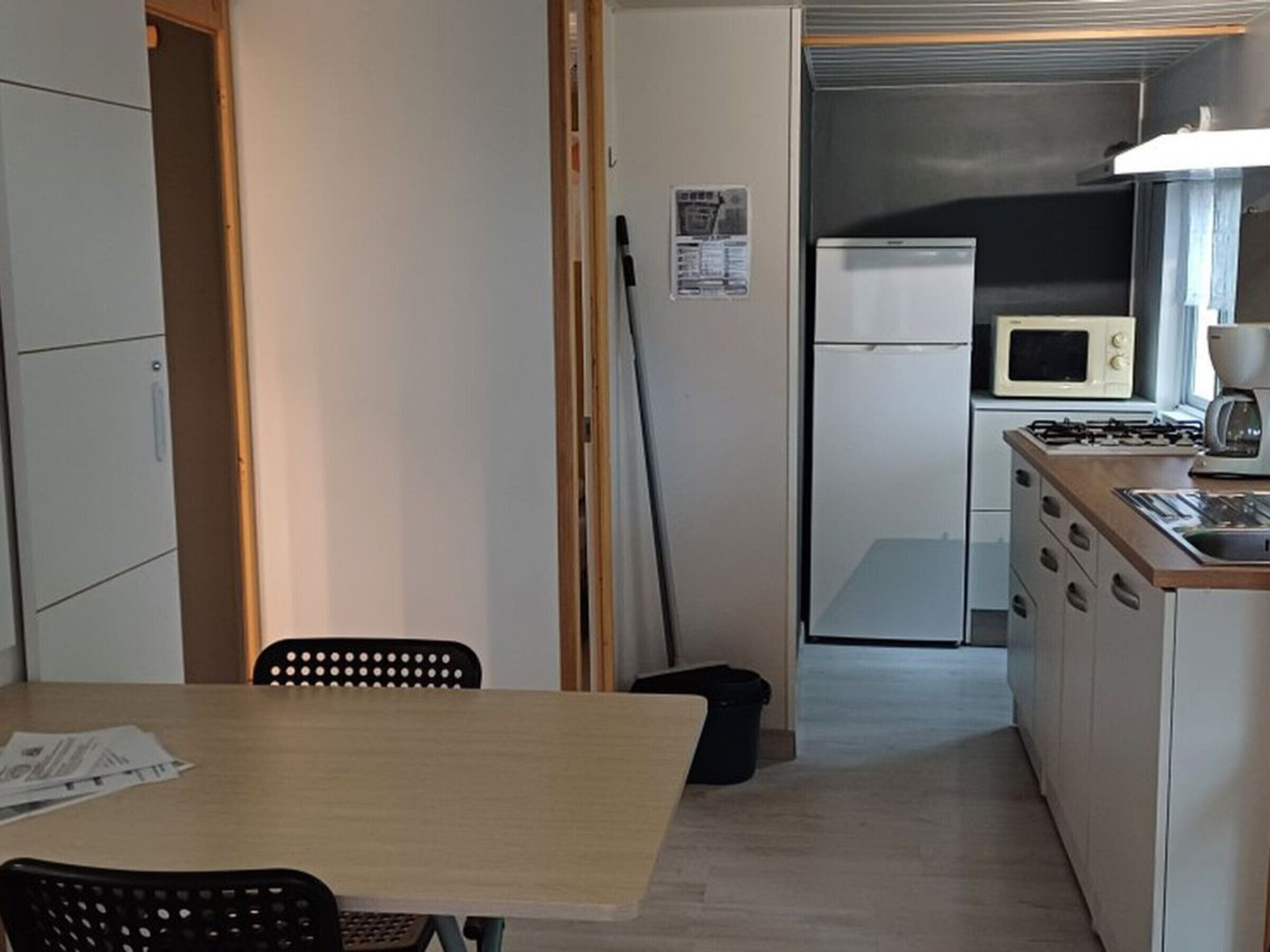Kühlschrank, Wasserkocher mit Kaffee-/Teezubehör