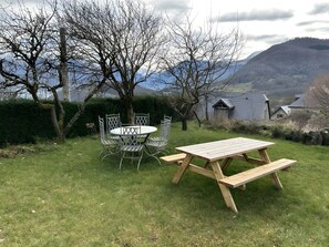 Outdoor dining - Holiday Home 'Maison Le Pic Vert' with Mountain View, Private Terrace and Wi-Fi (Salles)
