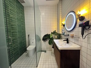 Secador de pelo, bidet, toallas, jabón