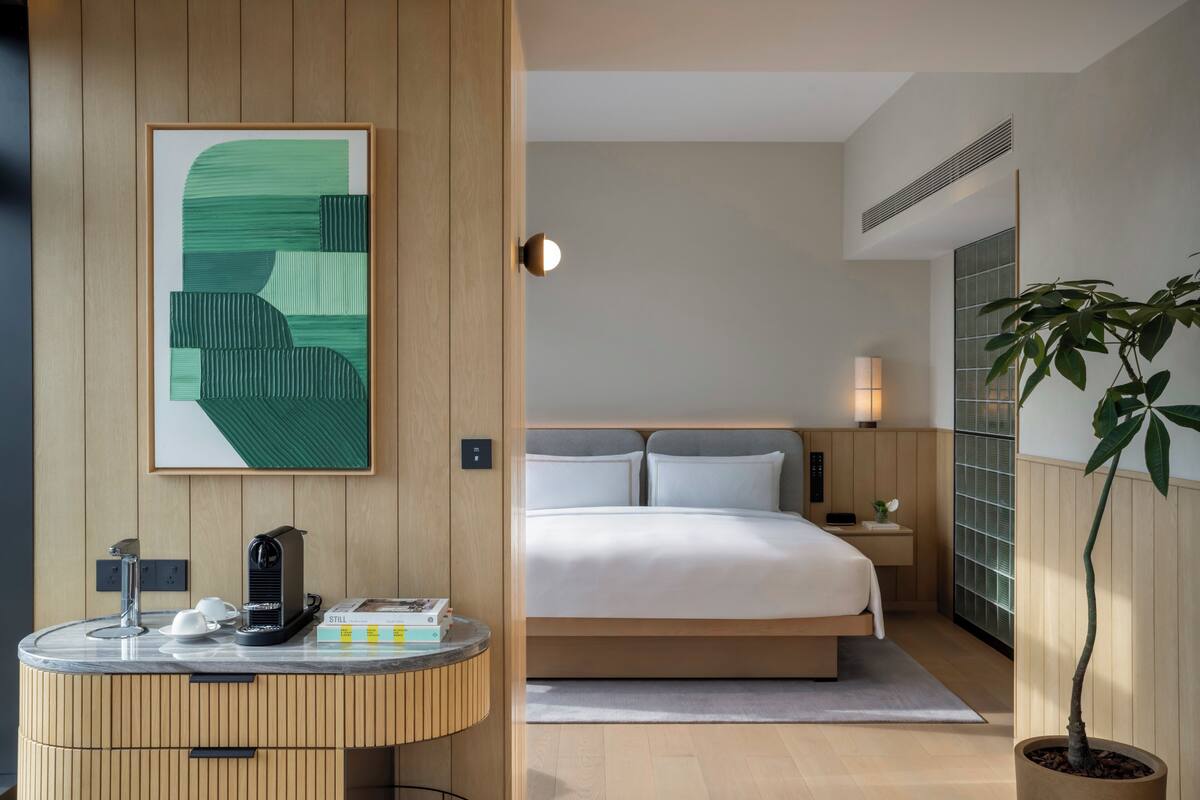 Suite, terraza (Urban) | Edredones de plumas, minibar, caja fuerte y escritorio