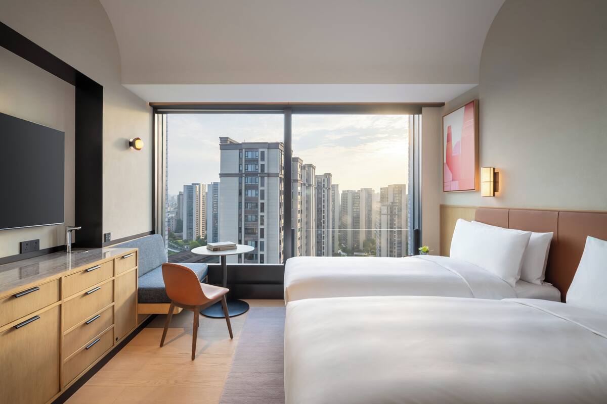 Habitación superior con 2 camas individuales, vistas a la ciudad | Edredones de plumas, minibar, caja fuerte y escritorio
