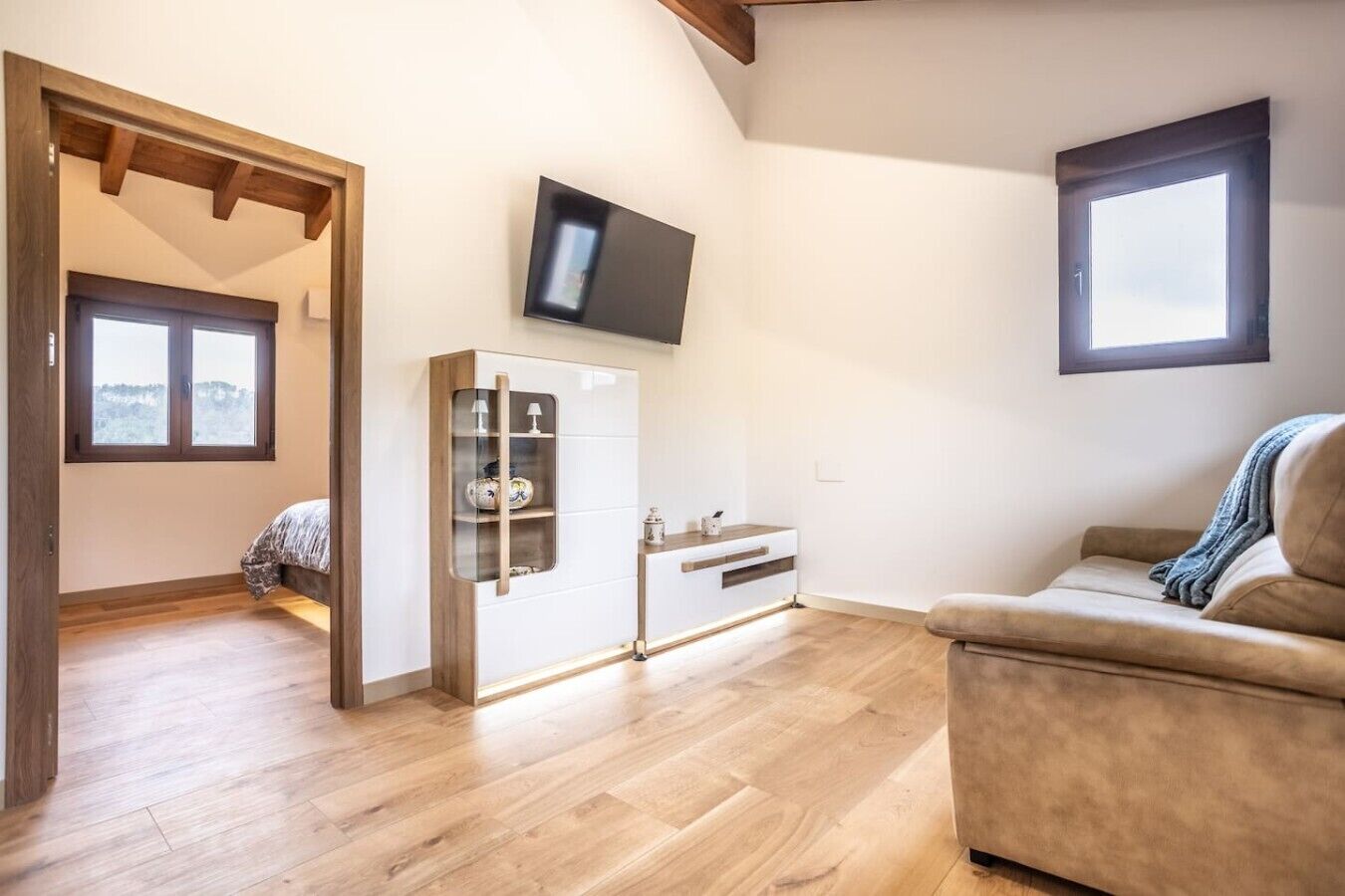 Een bureau, een strijkplank/strijkijzer, wifi, beddengoed