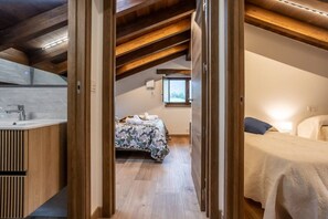 Een bureau, een strijkplank/strijkijzer, wifi, beddengoed
