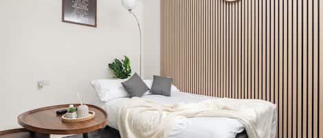 3 habitaciones, tabla de planchar con plancha, wifi y ropa de cama