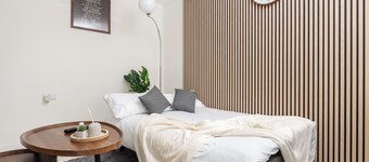 Modern, fully serviced apartment in a prime location with free parking,