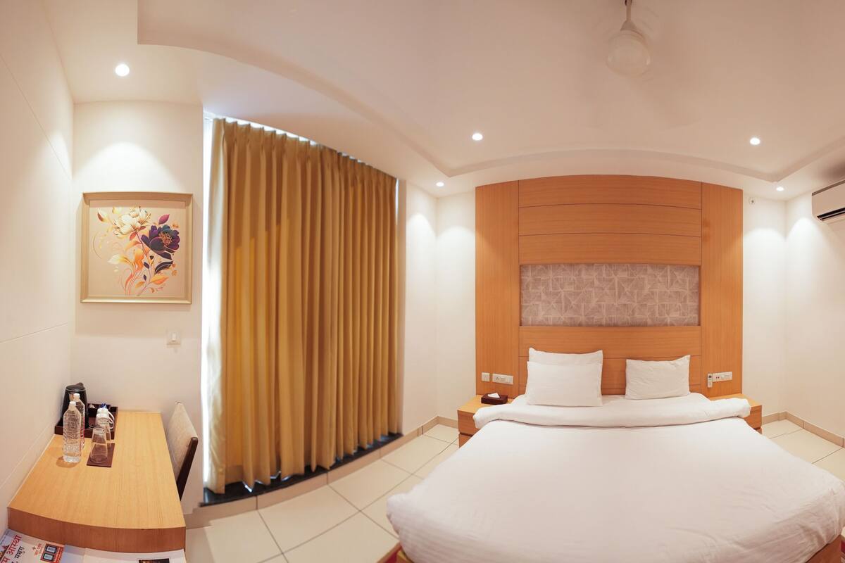 In-room safe, desk, laptop workspace, free WiFi