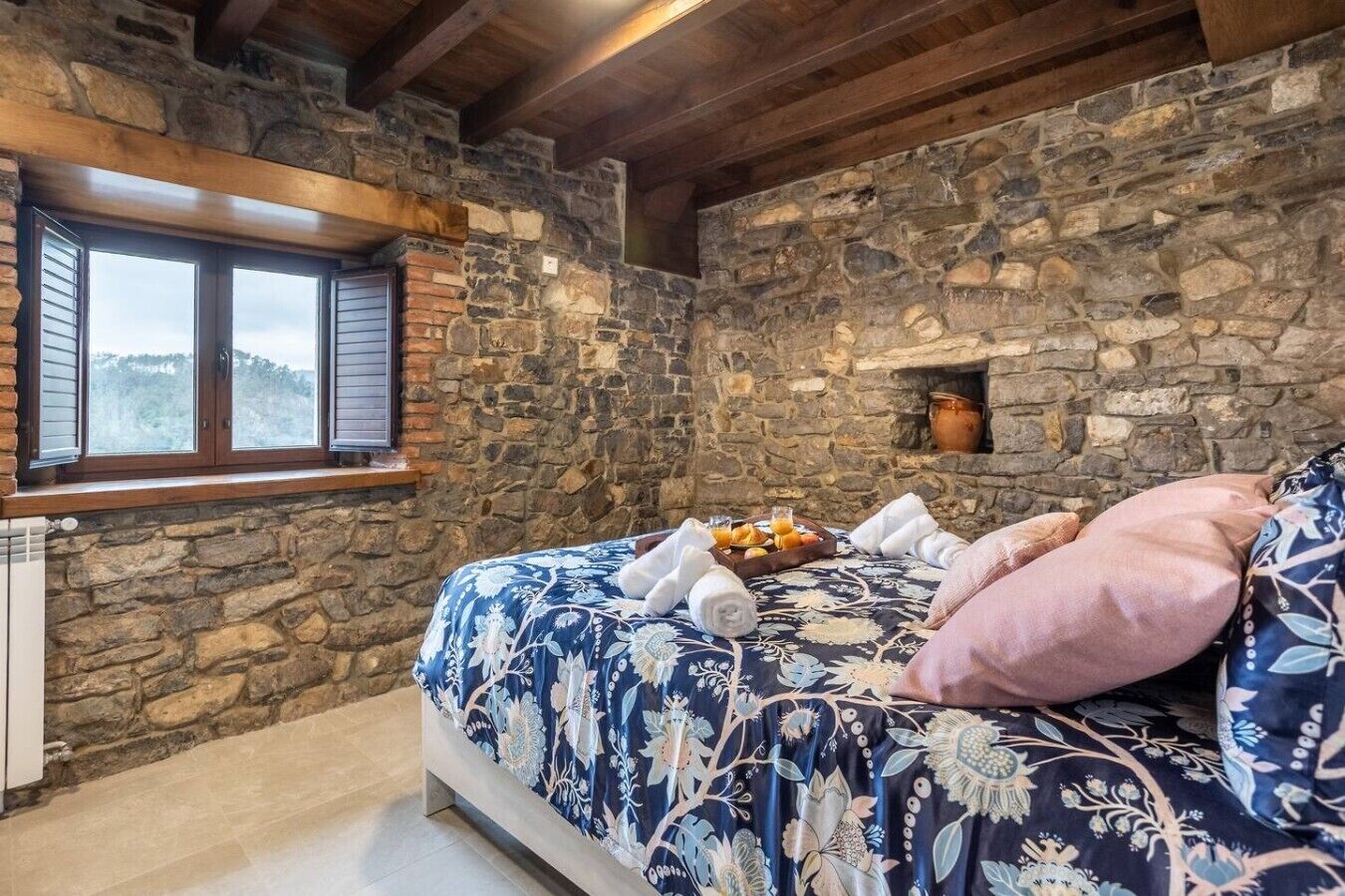 Desk, iron/ironing board, WiFi, bed sheets