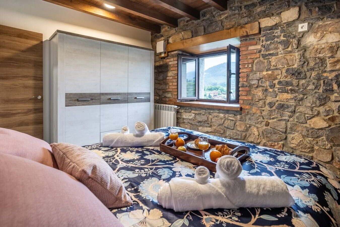 Desk, iron/ironing board, WiFi, bed sheets