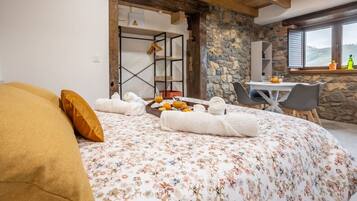 Desk, iron/ironing board, WiFi, bed sheets