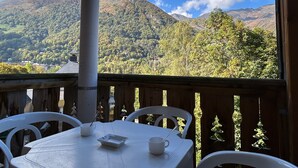 A table with chairs on a balcony overlooking a mountainous landscape. - Apartment 'L'estive Des 100 Lacs, Pool, Spa' with Mountain View, Private Terrace & Wi-Fi (Cauterets)