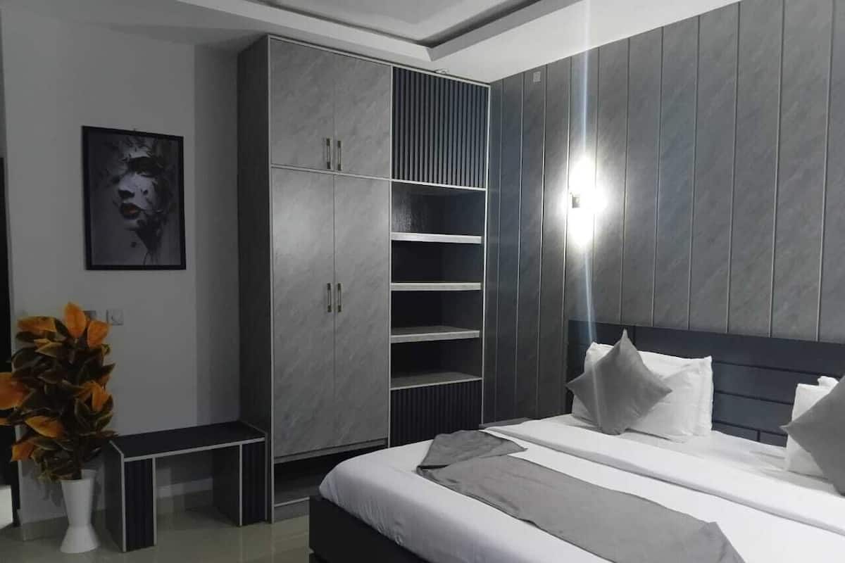 Basic Single Room, Park View | Egyptian cotton sheets, premium bedding, laptop workspace, free WiFi