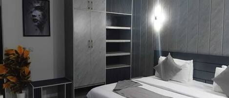 Basic Single Room, Park View | Egyptian cotton sheets, premium bedding, laptop workspace, WiFi (free)
