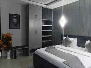 Basic Single Room, Park View | Egyptian cotton sheets, premium bedding, laptop workspace, WiFi (free)
