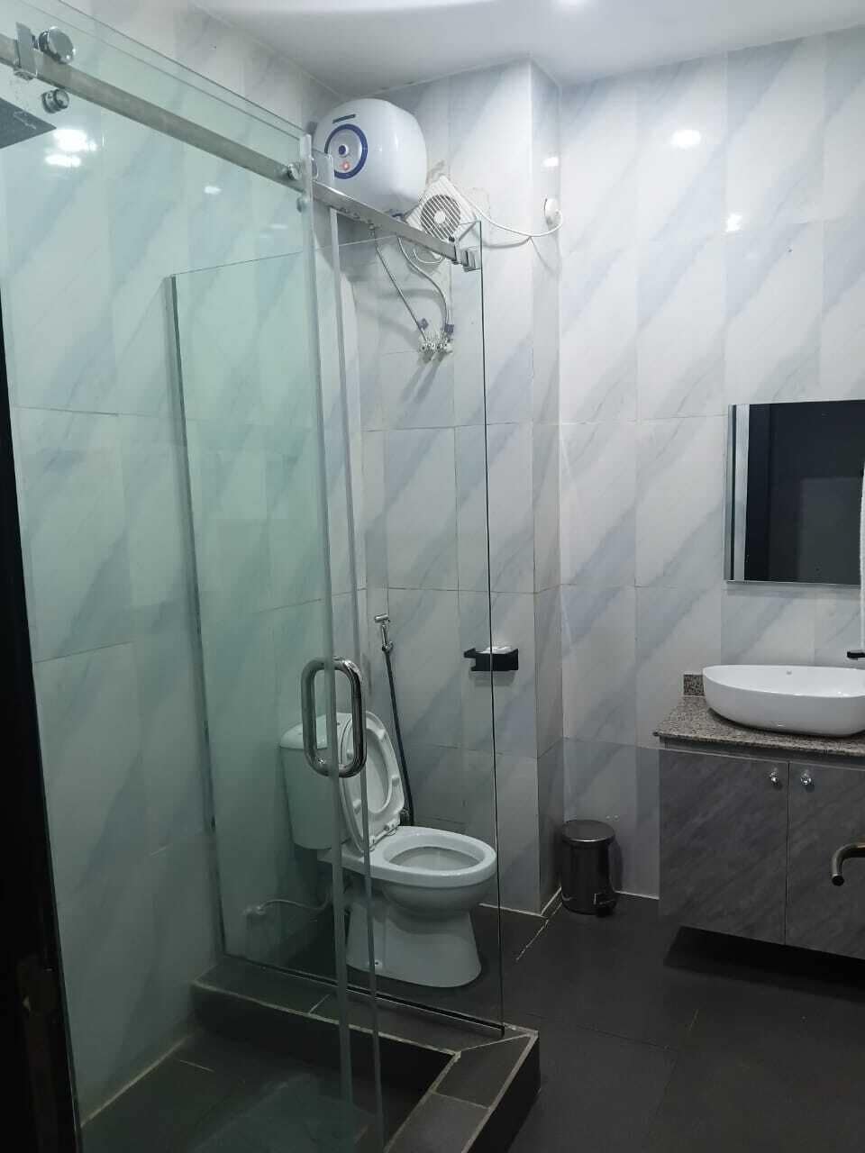 Basic Single Room, Park View | Bathroom | Shower, rainfall showerhead, free toiletries, towels