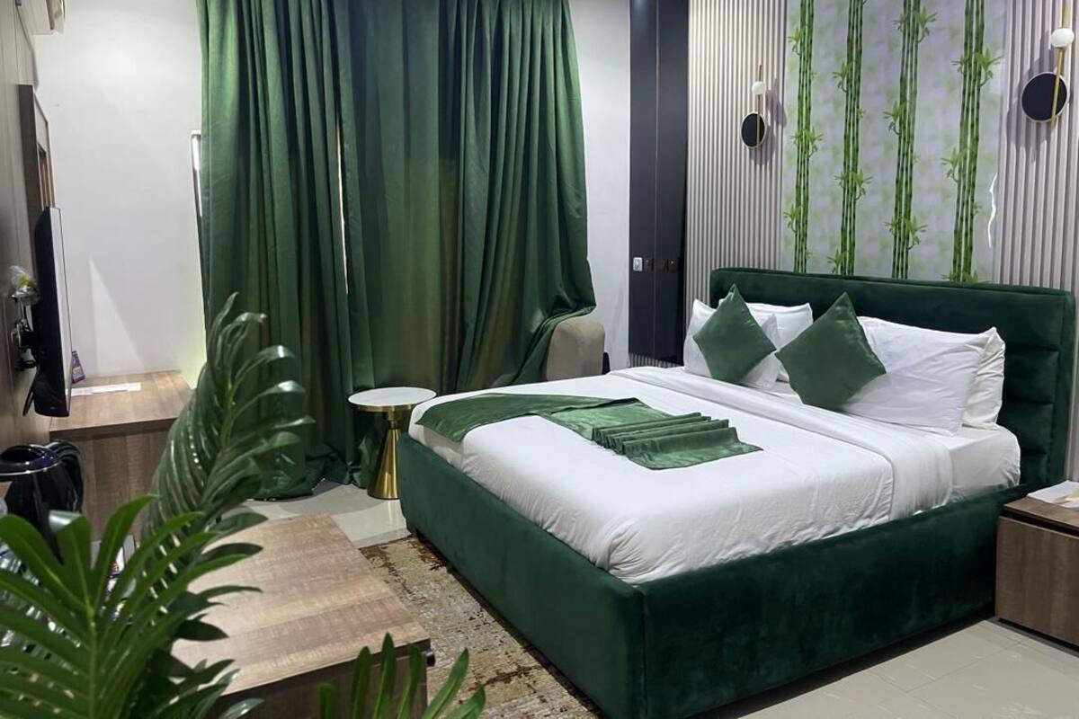 Deluxe Single Room, Balcony, Park View | Egyptian cotton sheets, premium bedding, laptop workspace, free WiFi