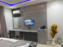 Espacio para trabajar con laptop y wifi gratis 