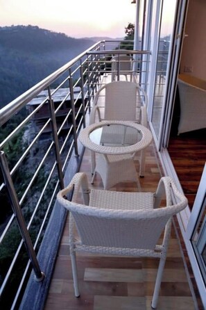 Chambre Triple Deluxe, balcon, vue montagne | Enceinte de l’hébergement