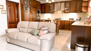 Villa, 5 Bedrooms, City View | Living area