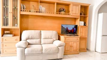 Villa, 5 Bedrooms, City View | Living area