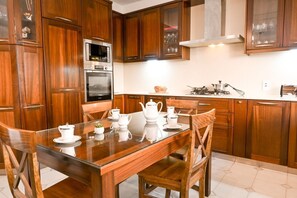 Villa, 5 habitaciones, vistas a la ciudad | Cocina privada | Frigorífico, microondas, horno y placa de cocina