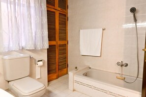 Bañera y ducha independientes, artículos de tocador gratuitos