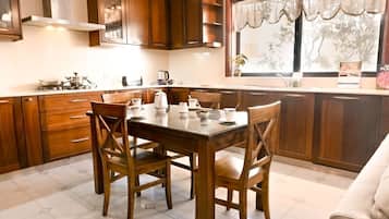 Villa, 5 Bedrooms, City View | Dining