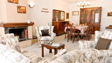 Villa, 5 Bedrooms, City View | Living area