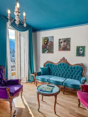 Luxury-Apartment, Balkon, Seeblick | Wohnbereich