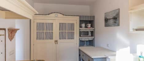 Luxury Apartment, Balcony, Lake View | Private kitchen