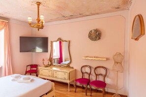 Luxury-Apartment, Balkon, Seeblick | Verdunkelungsvorhänge, schallisolierte Zimmer, Bügeleisen/Bügelbrett