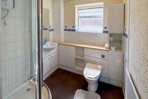 Bathroom - House Sleeps 5 - Wifi & Tv (Luton)