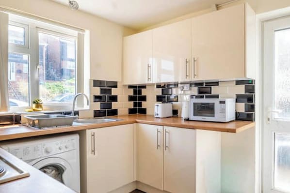 Fridge, microwave, oven, stovetop - House Sleeps 5 - Wifi & Tv (Luton)