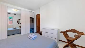Tabla de planchar con plancha, wifi y ropa de cama