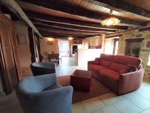 Fernseher, Kamin, DVD-Player