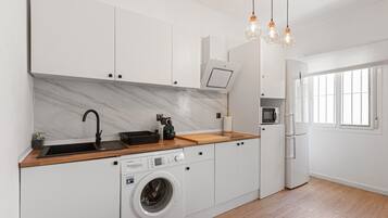 Refrigerador, microondas, placa de cocina, cafetera/tetera