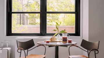 Standard Studio, 1 Queen Bed | Dining