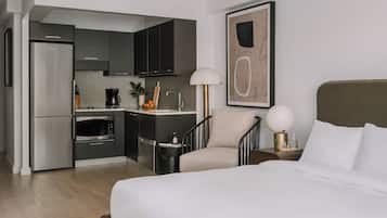 Full-size fridge, microwave, stovetop, dishwasher