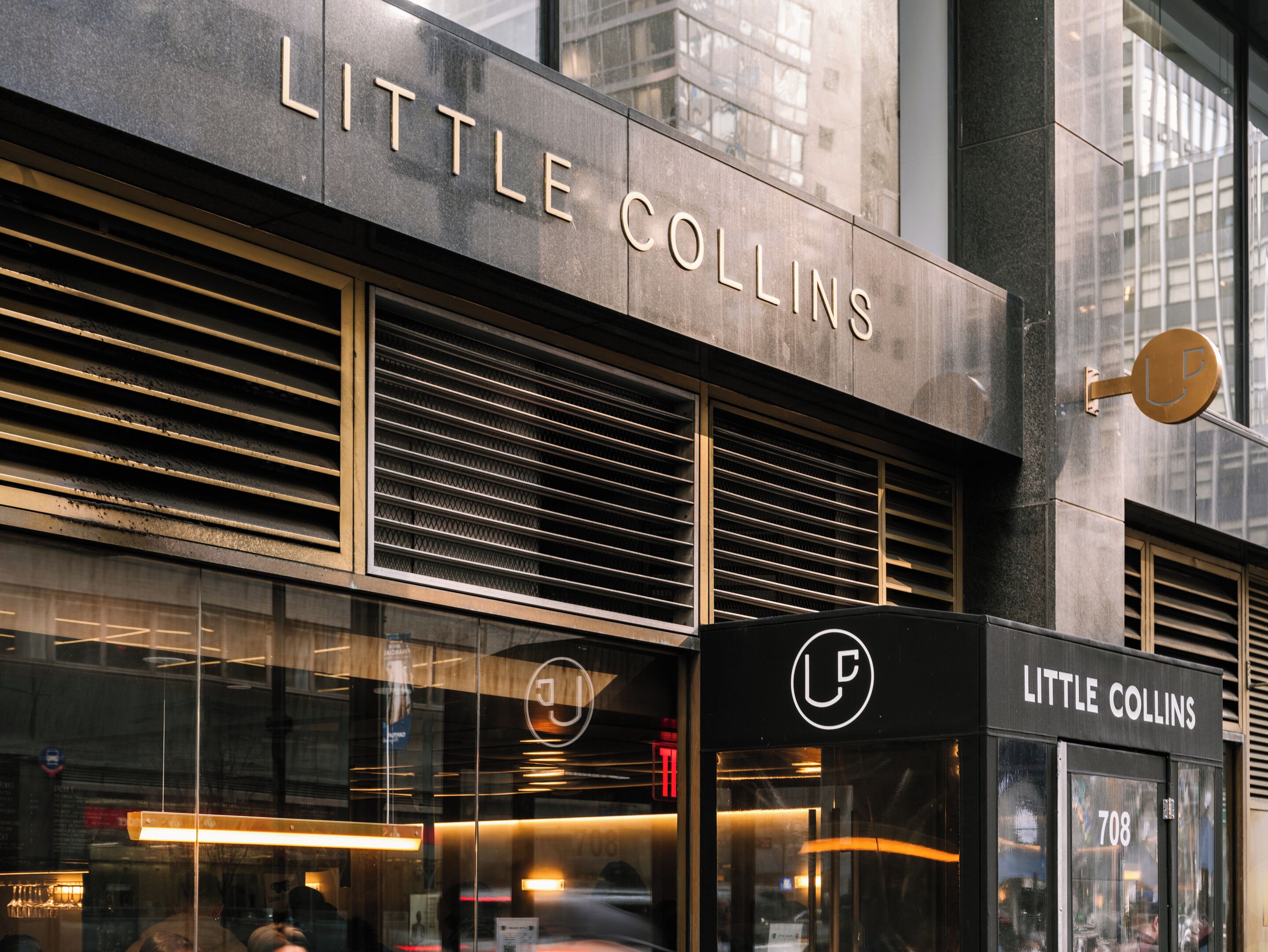 Ein Gebäude mit der Aufschrift 'Little Collins' und der Hausnummer 708.