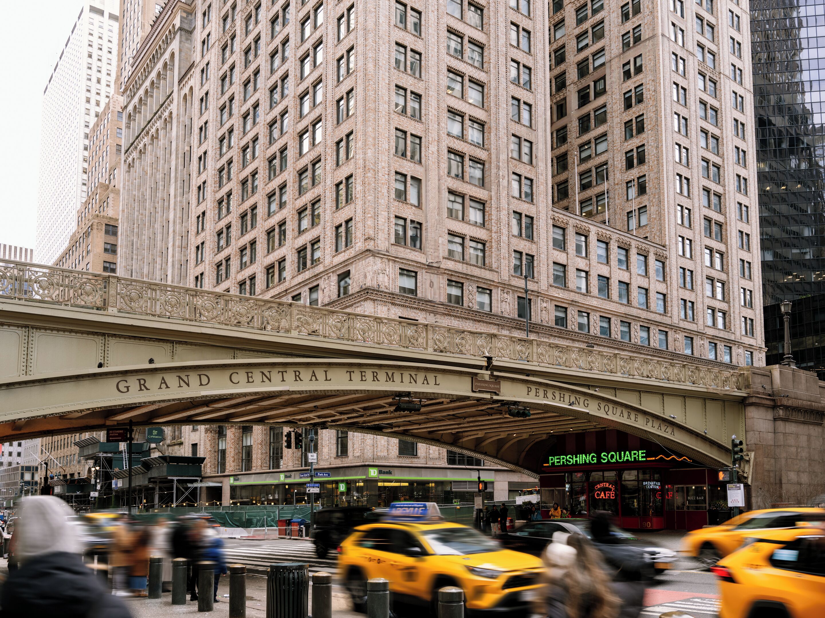 Un immeuble à plusieurs étages doté d’une grande entrée en arc surmontée de l’inscription « Grand Central Terminal ».