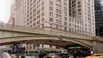 Un immeuble à plusieurs étages doté d’une grande entrée en arc surmontée de l’inscription « Grand Central Terminal ».