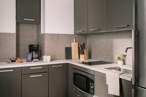 Standard Studio, 1 Queen Bed | Private kitchen