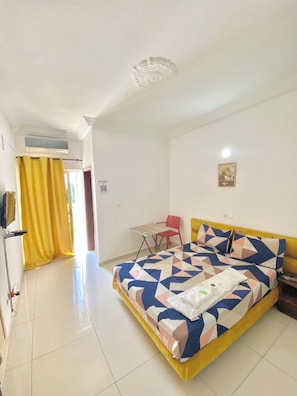 Iron/ironing board, WiFi, bed sheets