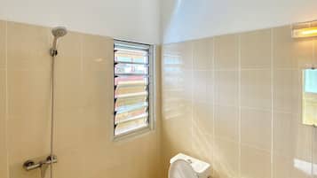 Bidet, serviettes fournies, savon, papier toilette