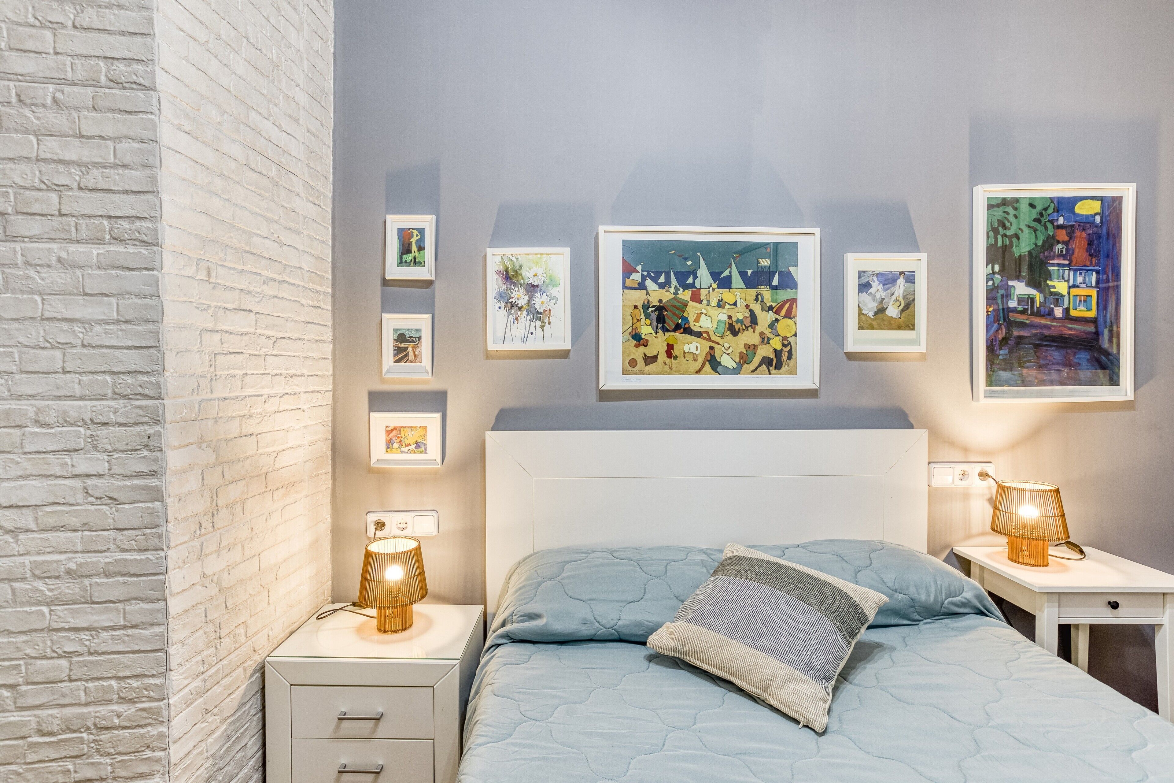 Tabla de planchar con plancha, wifi, ropa de cama
