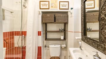 Een douche, een haardroger, handdoeken